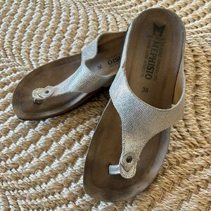 Mephisto women's Agacia Silver Shimmer Thong Sandal Size 36 US 6